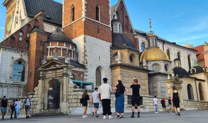 Wklejka z logo Szwajcarii Połczyńskiej na rynku w Krakowie