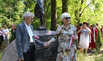 Odsłonięcie pomnika przez bohaterów