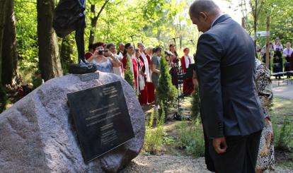 Złożenie kwiatów pod pomnikiem przez Burmistrza