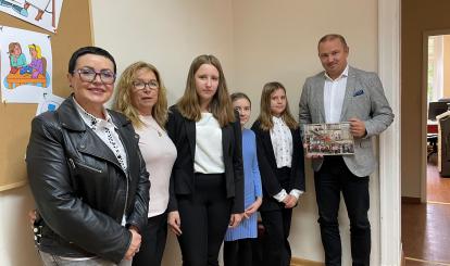 Burmistrz Połczyna-Zdroju Sebastian Witek dokonał odbioru końcowego zadania pn. „Odtworzenie stolarki okiennej w budynku Szkoły Podstawowej w Bolkowie” 