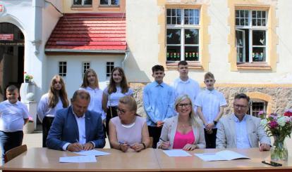 Burmistrz podpisuje umowę