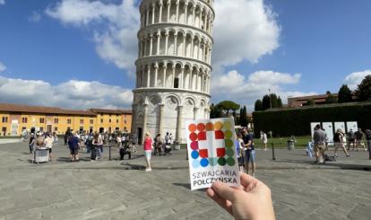 Zdjęcie przesłane przez Panią Aleksandrę z Włoch z naklejką z logo Szwajcarii Połczyńskiej