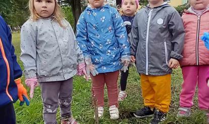 Maluszki przygotowują się do sadzenia drzewa