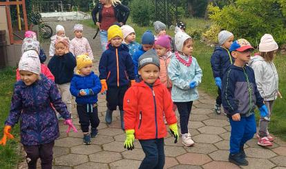 Maluszki wyruszają na sprzątanie