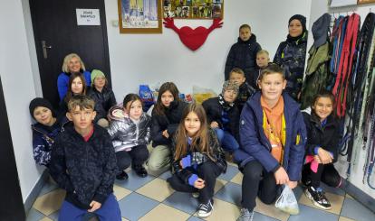 Przekazanie potrzebnych produktów do schroniska w Białogardzie przez uczniów Jedynki