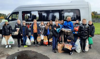 Przekazanie potrzebnych produktów do schroniska w Białogardzie przez uczniów Jedynki 