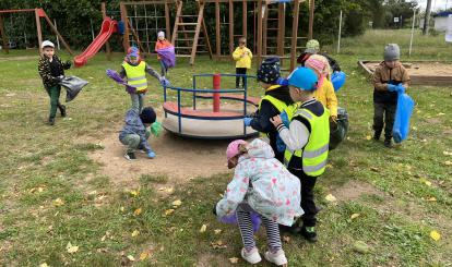 Sprzątanie wiejskiego  placu zabaw