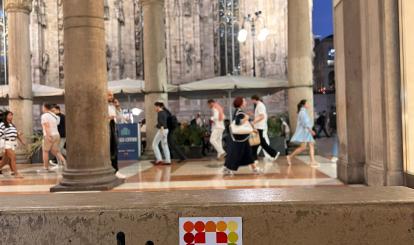 Zdjęcie z Mediolanu z naklejką z logo Szwajcarii Połczyńskiej