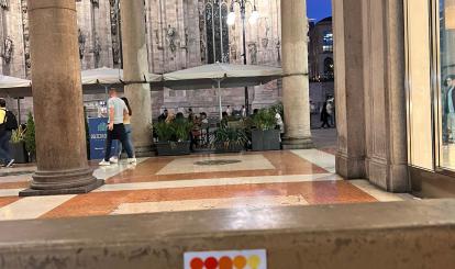 Zdjęcie z Mediolanu z naklejką z logo Szwajcarii Połczyńskiej