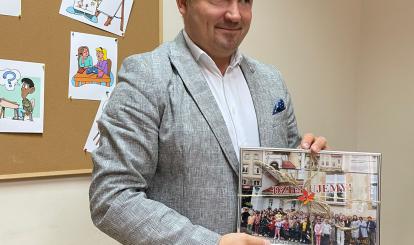 Burmistrz Połczyna-Zdroju Sebastian Witek dokonał odbioru końcowego zadania pn. „Odtworzenie stolarki okiennej w budynku Szkoły Podstawowej w Bolkowie” 