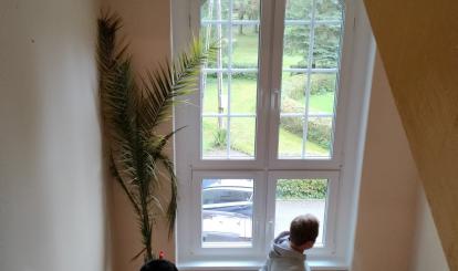 Burmistrz Połczyna-Zdroju Sebastian Witek dokonał odbioru końcowego zadania pn. „Odtworzenie stolarki okiennej w budynku Szkoły Podstawowej w Bolkowie” 