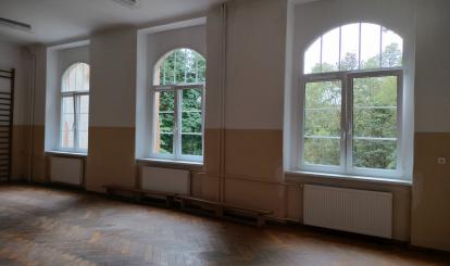 Burmistrz Połczyna-Zdroju Sebastian Witek dokonał odbioru końcowego zadania pn. „Odtworzenie stolarki okiennej w budynku Szkoły Podstawowej w Bolkowie” 