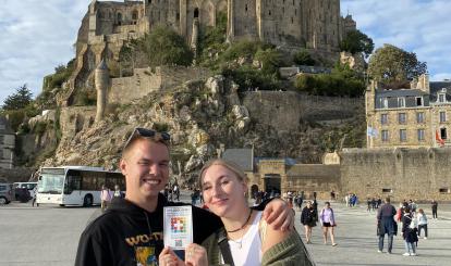 Studenci z Połczyna-Zdroju w Mont Saint- Michel we Francji