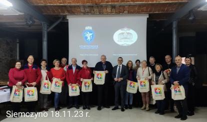 Pamiątkowa fotografia uczestników spotkania