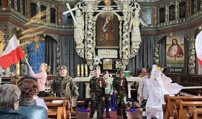 Występ uczniów w kościele parafialnym w Ostrym Bardzie