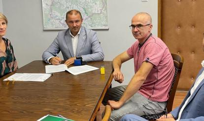 Moment podpisania umowy na modernizację stadionu w Redle