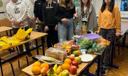 Uczniowie kl. VIII podczas przygotowywania zdrowego śniadania