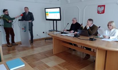 Burmistrz Sebastian Witek przedstawia argumentację skargi