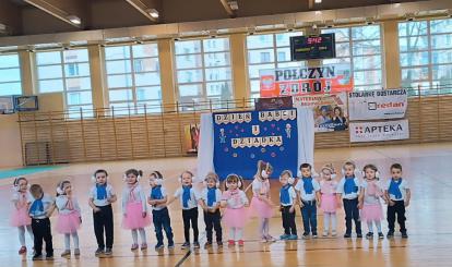 Słodkie przedszkolaki w trakcie występu z okazji dnia Babci i Dziadka