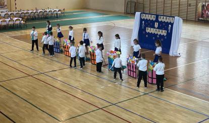 Słodkie przedszkolaki w trakcie występu z okazji dnia Babci i Dziadka