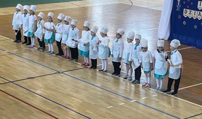 Słodkie przedszkolaki w trakcie występu z okazji dnia Babci i Dziadka