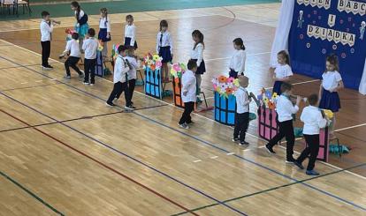 Słodkie przedszkolaki w trakcie występu z okazji dnia Babci i Dziadka