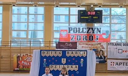Słodkie przedszkolaki w trakcie występu z okazji dnia Babci i Dziadka
