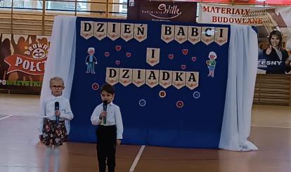Słodkie przedszkolaki w trakcie występu z okazji dnia Babci i Dziadka