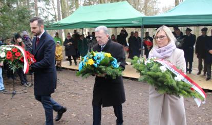 Uroczyste odsłonięcie TABLICY POŚWIĘCONEJ OFIAROM BYŁYCH I OBECNIE TRWAJĄCYCH KONFLIKTÓW ZBROJNYCH „Nigdy więcej wojen!” 