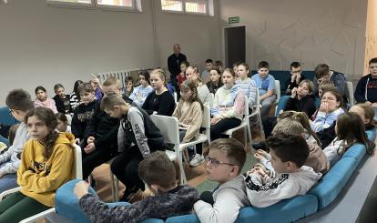 Spotkanie w SP w Redle z Policją w celu zapewnienia bezpieczeństwa w sieci