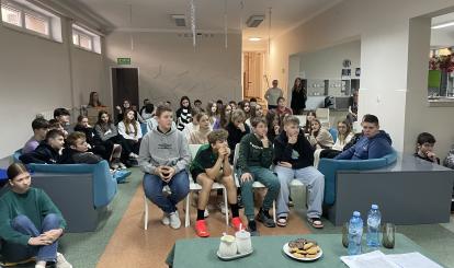 Spotkanie w SP w Redle z Policją w celu zapewnienia bezpieczeństwa w sieci