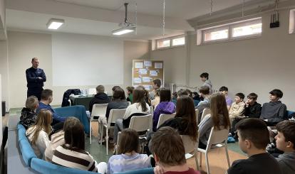 Spotkanie w SP w Redle z Policją w celu zapewnienia bezpieczeństwa w sieci