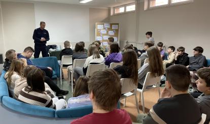 Spotkanie w SP w Redle z Policją w celu zapewnienia bezpieczeństwa w sieci