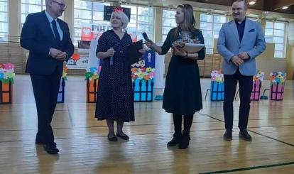 Słodkie przedszkolaki w trakcie występu z okazji dnia Babci i Dziadka