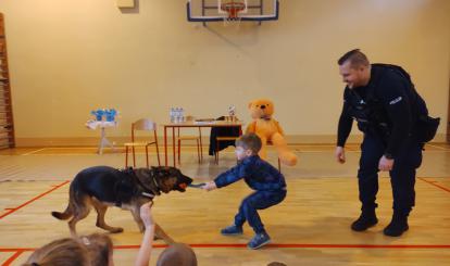 Spotkanie z policją i psem policyjnym