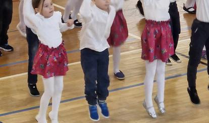 Słodkie przedszkolaki w trakcie występu z okazji dnia Babci i Dziadka