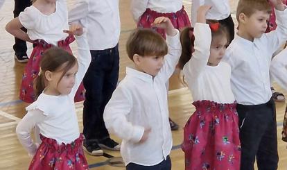 Słodkie przedszkolaki w trakcie występu z okazji dnia Babci i Dziadka