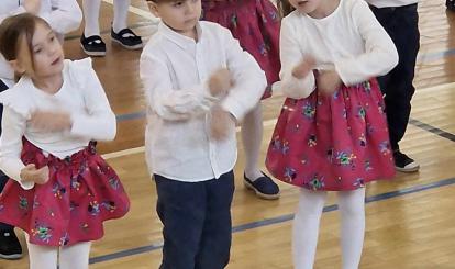 Słodkie przedszkolaki w trakcie występu z okazji dnia Babci i Dziadka