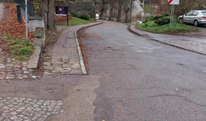 Chodnik przy ul. Zamkowej- aktualny stan przed remontem