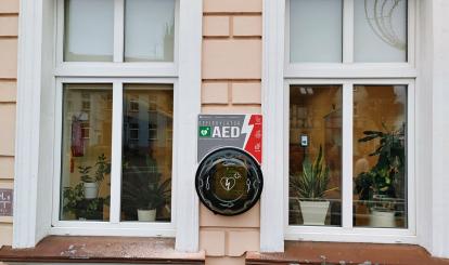 Instalacja zestawu AED na zewnątrz budynku Urzędu Miejskiego