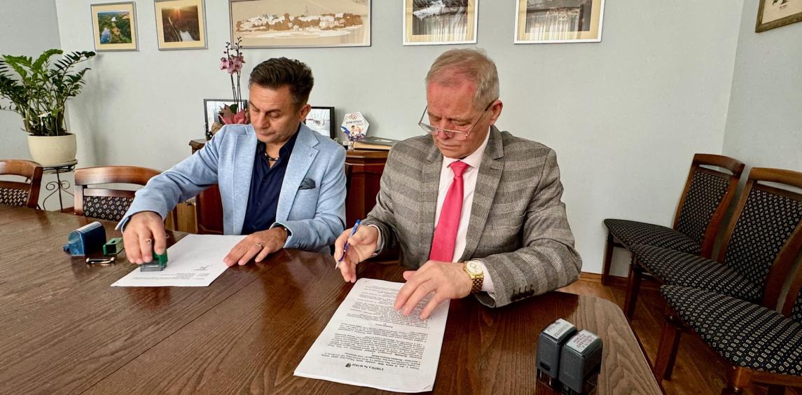 Podpisanie umowy na remonty dróg