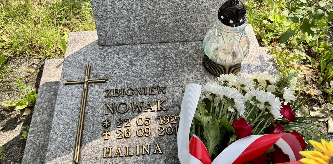 Złożenie kwiatów na grobie Zbigniewa Nowaka