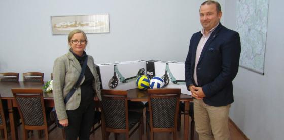 Burmistrz Sebastian Witek przekazuje nagrody organizatorce Rajdu