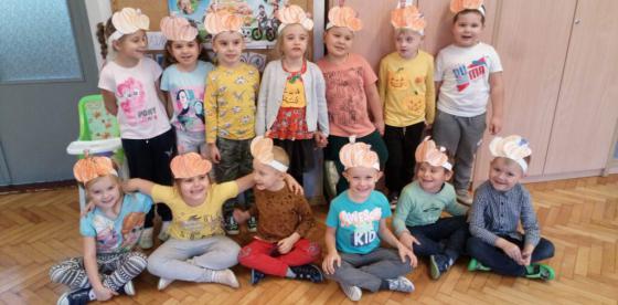 Dzieci z grupy Pszczółki zrobiły także opaski na głowę