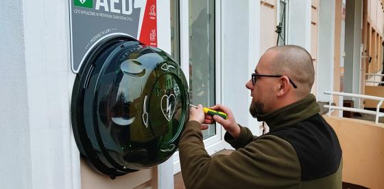 Instalacja zestawu AED na zewnątrz budynku Urzędu Miejskiego