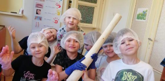 Dzieci z grupy Motylki na zakończenie kiszenia zrobiły sobie zdjęcie