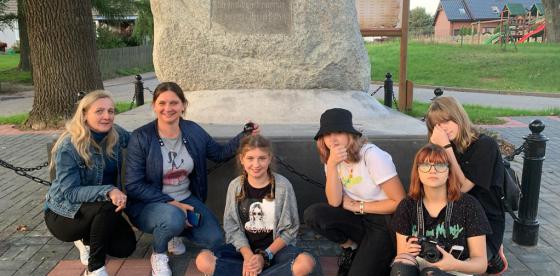 Uczestnicy projektu pod głazem narzutowym w Piaskach