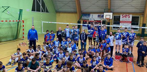 Młodzi siatkarze MKS Mieszko nie zwalniają tempa