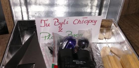 Jedno z pudełek z lekturą