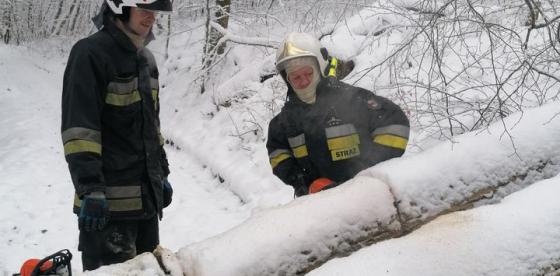 Udrażnianie jezdni przez strażaków z OSP